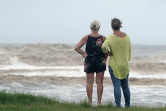 Le sud de La Reunion est impacte par la forte tempete tropicale Berguitta, qui amene vent et fortes precipitations. Le meteore passe actuellement au plus pres de l'ile et devrait commencer a s'eloigner en debut de soiree. The south of La Reunion is impacted by the strong tropical storm Berguitta, which brings wind and heavy precipitation. The meteore is currently passing close to the island and should begin to move early in the evening.