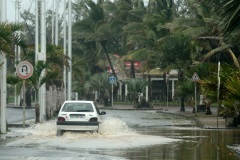 Le sud de La Reunion est impacte par la forte tempete tropicale Berguitta, qui amene vent et fortes precipitations. Le meteore passe actuellement au plus pres de l'ile et devrait commencer a s'eloigner en debut de soiree. The south of La Reunion is impacted by the strong tropical storm Berguitta, which brings wind and heavy precipitation. The meteore is currently passing close to the island and should begin to move early in the evening.