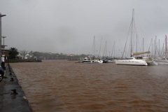 Avec deja de la pluie et du vent dans le sud, La Reunion se prepare a l'arrivee du cyclone Berguitta, prevu de passer a proximite immediate de l'ile jeudi. Already with rain and wind in the south, La Reunion is preparing for the arrival of cyclone Berguitta, scheduled to pass near the island Thursday.