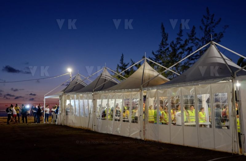 Ouverture du pointage electronique et verification du materiel pour les 2680 coureurs du Grand Raid, avant le top depart pour les 164 km (et plus de 9000 m D+) de traversee de La Reunion. Opening of the electronic score and checking of the equipment for the 2680 riders of the Grand Raid, before the top departure for the 164 km (and more than 9000 m D +) crossing La Reunion.