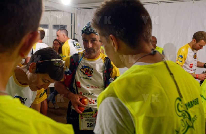 Ouverture du pointage electronique et verification du materiel pour les 2680 coureurs du Grand Raid, avant le top depart pour les 164 km (et plus de 9000 m D+) de traversee de La Reunion. Opening of the electronic score and checking of the equipment for the 2680 riders of the Grand Raid, before the top departure for the 164 km (and more than 9000 m D +) crossing La Reunion.