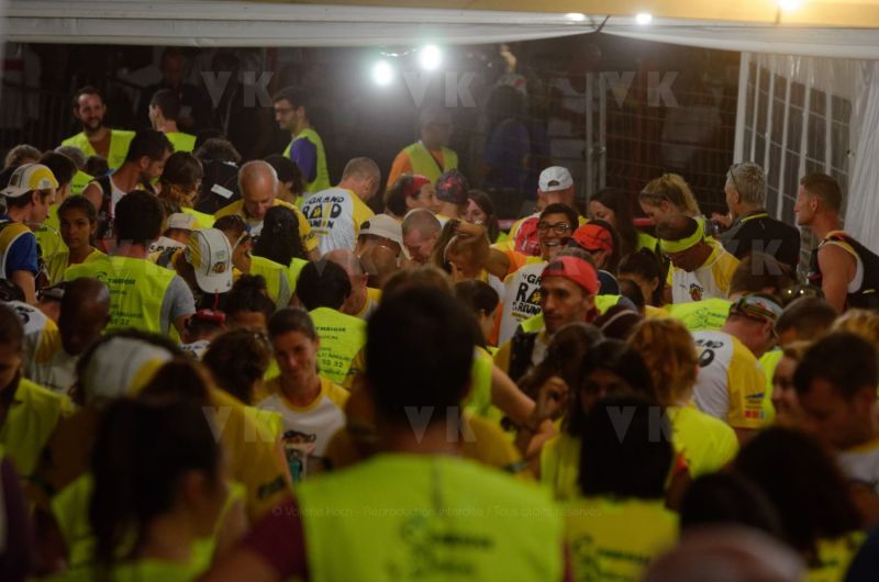 Ouverture du pointage electronique et verification du materiel pour les 2680 coureurs du Grand Raid, avant le top depart pour les 164 km (et plus de 9000 m D+) de traversee de La Reunion. Opening of the electronic score and checking of the equipment for the 2680 riders of the Grand Raid, before the top departure for the 164 km (and more than 9000 m D +) crossing La Reunion.