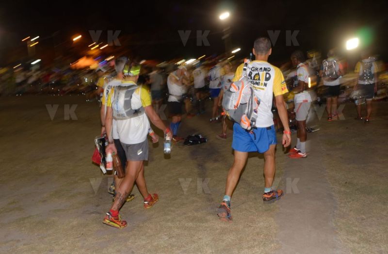 Ouverture du pointage electronique et verification du materiel pour les 2680 coureurs du Grand Raid, avant le top depart pour les 164 km (et plus de 9000 m D+) de traversee de La Reunion. Opening of the electronic score and checking of the equipment for the 2680 riders of the Grand Raid, before the top departure for the 164 km (and more than 9000 m D +) crossing La Reunion.