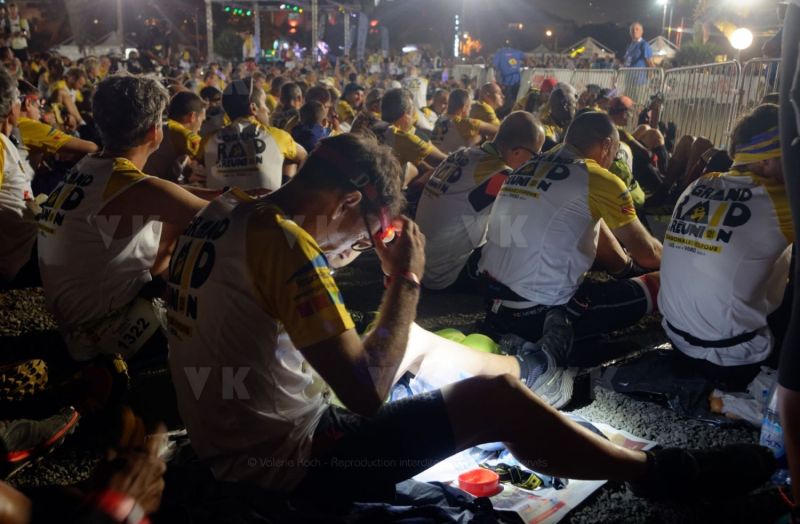 Ouverture du pointage electronique et verification du materiel pour les 2680 coureurs du Grand Raid, avant le top depart pour les 164 km (et plus de 9000 m D+) de traversee de La Reunion. Opening of the electronic score and checking of the equipment for the 2680 riders of the Grand Raid, before the top departure for the 164 km (and more than 9000 m D +) crossing La Reunion.