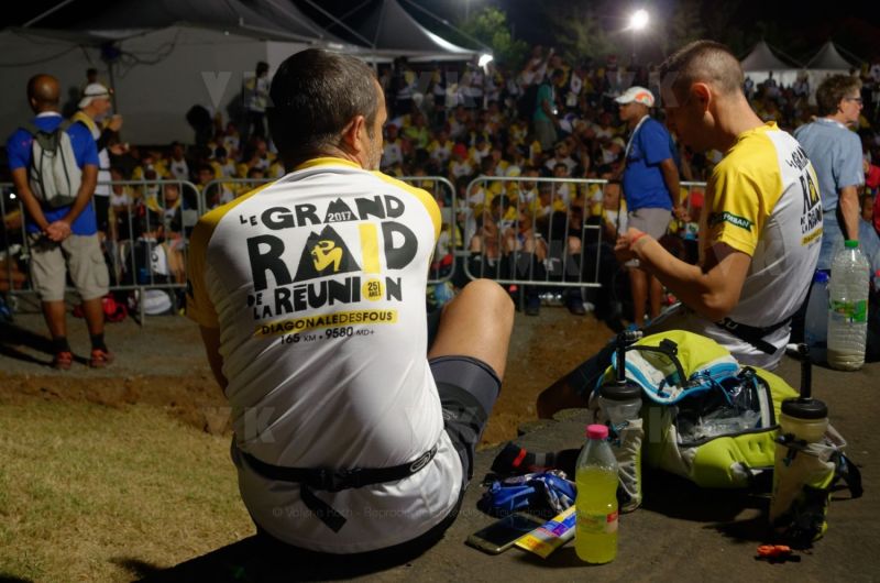 Ouverture du pointage electronique et verification du materiel pour les 2680 coureurs du Grand Raid, avant le top depart pour les 164 km (et plus de 9000 m D+) de traversee de La Reunion. Opening of the electronic score and checking of the equipment for the 2680 riders of the Grand Raid, before the top departure for the 164 km (and more than 9000 m D +) crossing La Reunion.