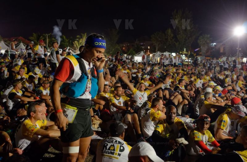 Ouverture du pointage electronique et verification du materiel pour les 2680 coureurs du Grand Raid, avant le top depart pour les 164 km (et plus de 9000 m D+) de traversee de La Reunion. Opening of the electronic score and checking of the equipment for the 2680 riders of the Grand Raid, before the top departure for the 164 km (and more than 9000 m D +) crossing La Reunion.