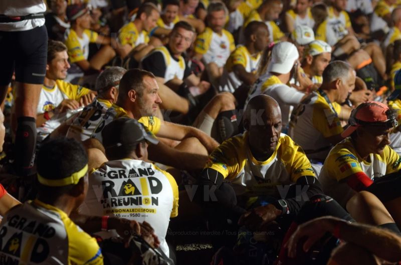 Ouverture du pointage electronique et verification du materiel pour les 2680 coureurs du Grand Raid, avant le top depart pour les 164 km (et plus de 9000 m D+) de traversee de La Reunion. Opening of the electronic score and checking of the equipment for the 2680 riders of the Grand Raid, before the top departure for the 164 km (and more than 9000 m D +) crossing La Reunion.