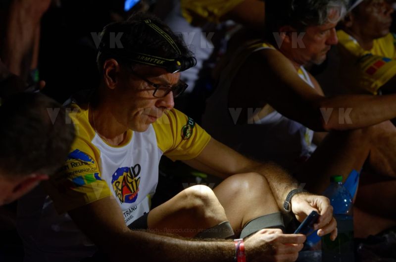 Ouverture du pointage electronique et verification du materiel pour les 2680 coureurs du Grand Raid, avant le top depart pour les 164 km (et plus de 9000 m D+) de traversee de La Reunion. Opening of the electronic score and checking of the equipment for the 2680 riders of the Grand Raid, before the top departure for the 164 km (and more than 9000 m D +) crossing La Reunion.