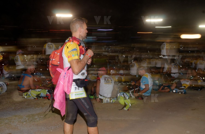 Ouverture du pointage electronique et verification du materiel pour les 2680 coureurs du Grand Raid, avant le top depart pour les 164 km (et plus de 9000 m D+) de traversee de La Reunion. Opening of the electronic score and checking of the equipment for the 2680 riders of the Grand Raid, before the top departure for the 164 km (and more than 9000 m D +) crossing La Reunion.