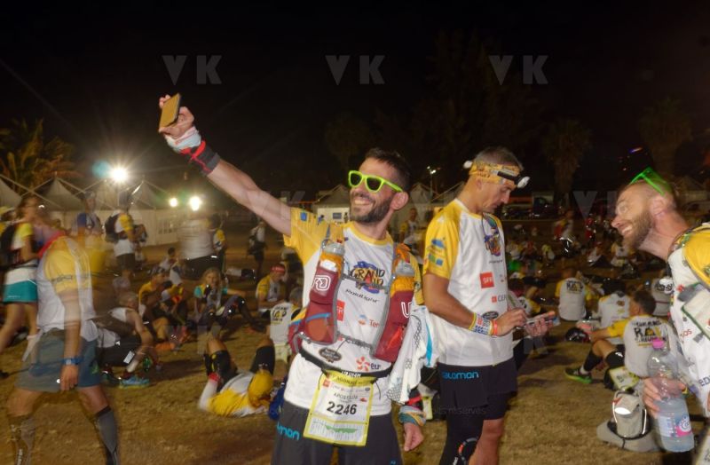 Ouverture du pointage electronique et verification du materiel pour les 2680 coureurs du Grand Raid, avant le top depart pour les 164 km (et plus de 9000 m D+) de traversee de La Reunion. Opening of the electronic score and checking of the equipment for the 2680 riders of the Grand Raid, before the top departure for the 164 km (and more than 9000 m D +) crossing La Reunion.