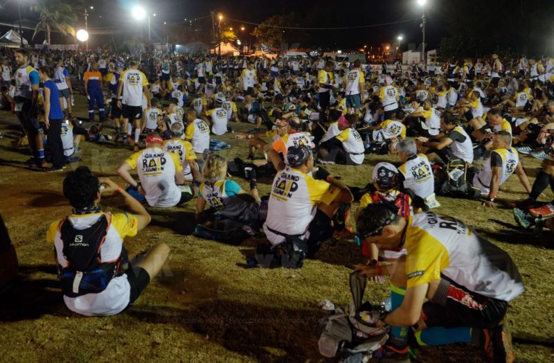 Ouverture du pointage electronique et verification du materiel pour les 2680 coureurs du Grand Raid, avant le top depart pour les 164 km (et plus de 9000 m D+) de traversee de La Reunion. Opening of the electronic score and checking of the equipment for the 2680 riders of the Grand Raid, before the top departure for the 164 km (and more than 9000 m D +) crossing La Reunion.