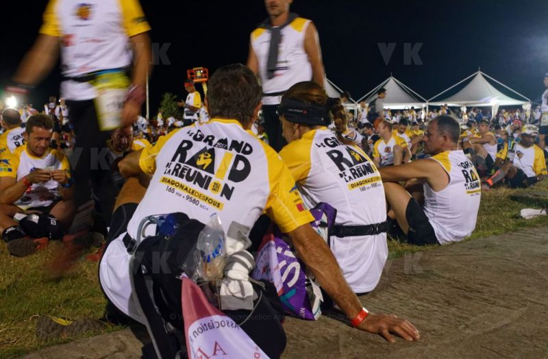 Ouverture du pointage electronique et verification du materiel pour les 2680 coureurs du Grand Raid, avant le top depart pour les 164 km (et plus de 9000 m D+) de traversee de La Reunion. Opening of the electronic score and checking of the equipment for the 2680 riders of the Grand Raid, before the top departure for the 164 km (and more than 9000 m D +) crossing La Reunion.