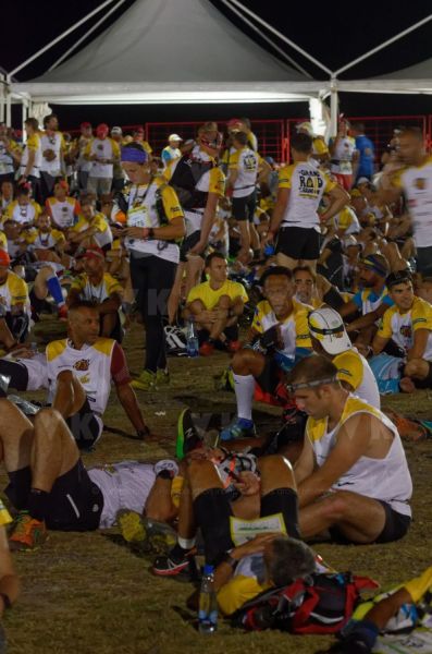 Ouverture du pointage electronique et verification du materiel pour les 2680 coureurs du Grand Raid, avant le top depart pour les 164 km (et plus de 9000 m D+) de traversee de La Reunion. Opening of the electronic score and checking of the equipment for the 2680 riders of the Grand Raid, before the top departure for the 164 km (and more than 9000 m D +) crossing La Reunion.