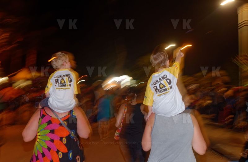Ouverture du pointage electronique et verification du materiel pour les 2680 coureurs du Grand Raid, avant le top depart pour les 164 km (et plus de 9000 m D+) de traversee de La Reunion. Opening of the electronic score and checking of the equipment for the 2680 riders of the Grand Raid, before the top departure for the 164 km (and more than 9000 m D +) crossing La Reunion.