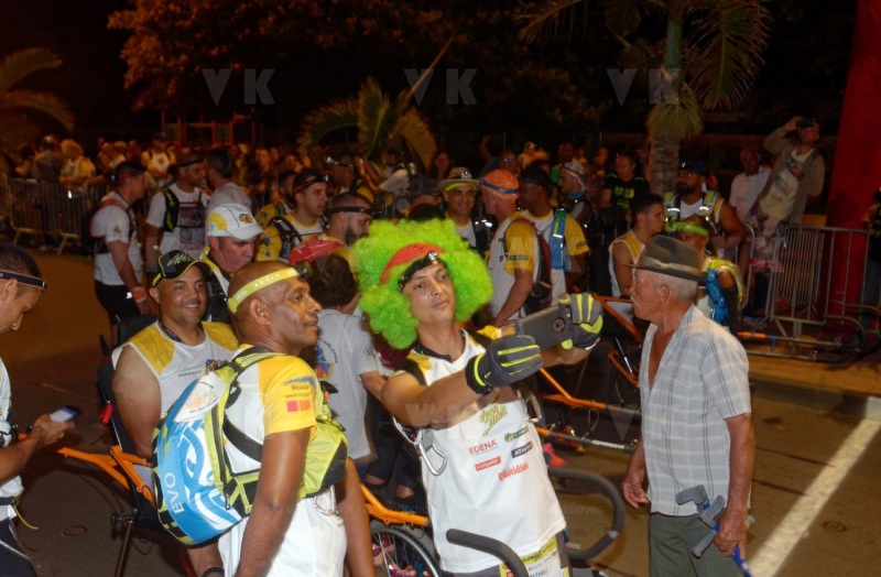 Ouverture du pointage electronique et verification du materiel pour les 2680 coureurs du Grand Raid, avant le top depart pour les 164 km (et plus de 9000 m D+) de traversee de La Reunion. Opening of the electronic score and checking of the equipment for the 2680 riders of the Grand Raid, before the top departure for the 164 km (and more than 9000 m D +) crossing La Reunion.