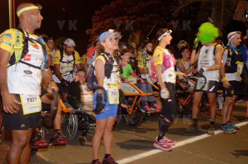 Ouverture du pointage electronique et verification du materiel pour les 2680 coureurs du Grand Raid, avant le top depart pour les 164 km (et plus de 9000 m D+) de traversee de La Reunion. Opening of the electronic score and checking of the equipment for the 2680 riders of the Grand Raid, before the top departure for the 164 km (and more than 9000 m D +) crossing La Reunion.