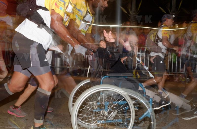 Ouverture du pointage electronique et verification du materiel pour les 2680 coureurs du Grand Raid, avant le top depart pour les 164 km (et plus de 9000 m D+) de traversee de La Reunion. Opening of the electronic score and checking of the equipment for the 2680 riders of the Grand Raid, before the top departure for the 164 km (and more than 9000 m D +) crossing La Reunion.