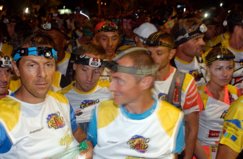 Ouverture du pointage electronique et verification du materiel pour les 2680 coureurs du Grand Raid, avant le top depart pour les 164 km (et plus de 9000 m D+) de traversee de La Reunion. Opening of the electronic score and checking of the equipment for the 2680 riders of the Grand Raid, before the top departure for the 164 km (and more than 9000 m D +) crossing La Reunion.