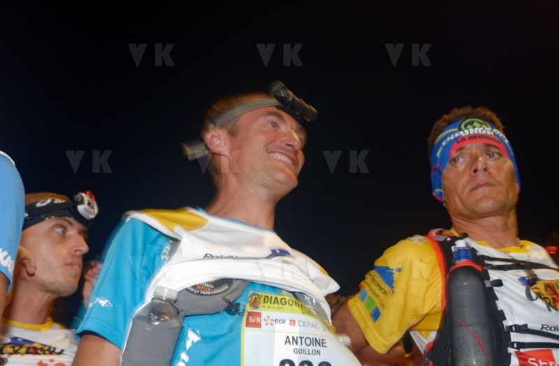 Ouverture du pointage electronique et verification du materiel pour les 2680 coureurs du Grand Raid, avant le top depart pour les 164 km (et plus de 9000 m D+) de traversee de La Reunion - ici, Antoine Guillon, souriant. Opening of the electronic score and checking of the equipment for the 2680 riders of the Grand Raid, before the top departure for the 164 km (and more than 9000 m D +) crossing La Reunion - here, Antoine Guillon smiling.