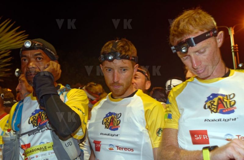 Ouverture du pointage electronique et verification du materiel pour les 2680 coureurs du Grand Raid, avant le top depart pour les 164 km (et plus de 9000 m D+) de traversee de La Reunion. Opening of the electronic score and checking of the equipment for the 2680 riders of the Grand Raid, before the top departure for the 164 km (and more than 9000 m D +) crossing La Reunion.