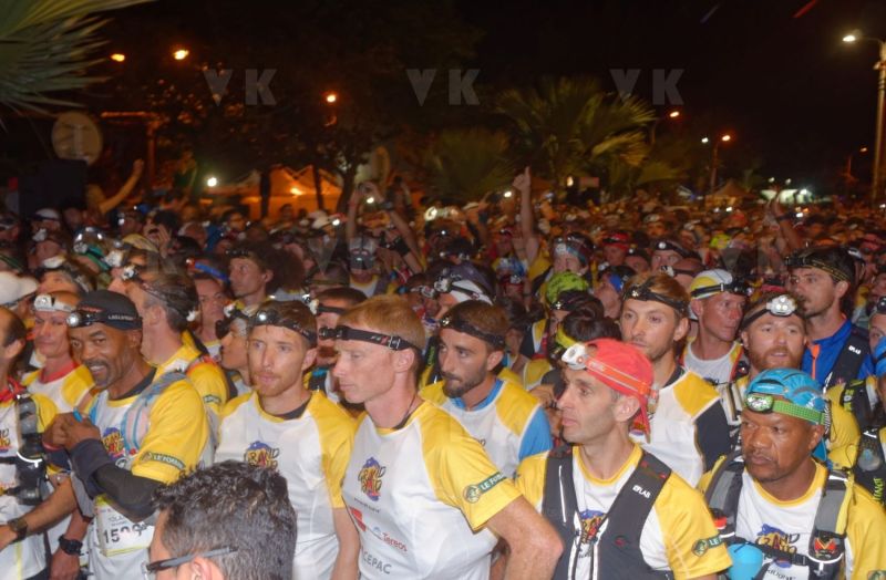 Ouverture du pointage electronique et verification du materiel pour les 2680 coureurs du Grand Raid, avant le top depart pour les 164 km (et plus de 9000 m D+) de traversee de La Reunion. Opening of the electronic score and checking of the equipment for the 2680 riders of the Grand Raid, before the top departure for the 164 km (and more than 9000 m D +) crossing La Reunion. En vente chez SIPA