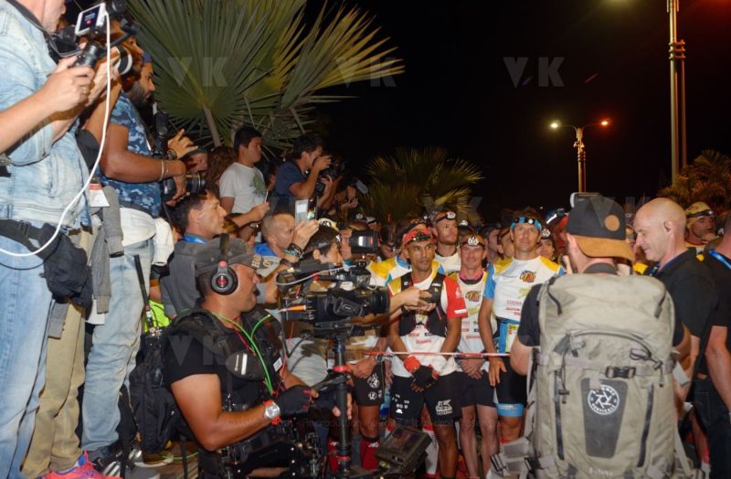 Ouverture du pointage electronique et verification du materiel pour les 2680 coureurs du Grand Raid, avant le top depart pour les 164 km (et plus de 9000 m D+) de traversee de La Reunion. Opening of the electronic score and checking of the equipment for the 2680 riders of the Grand Raid, before the top departure for the 164 km (and more than 9000 m D +) crossing La Reunion.