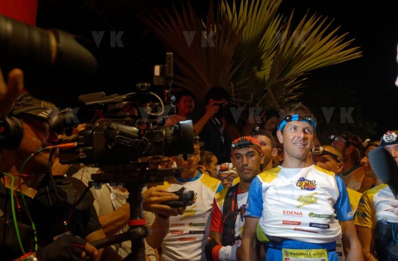 Ouverture du pointage electronique et verification du materiel pour les 2680 coureurs du Grand Raid, avant le top depart pour les 164 km (et plus de 9000 m D+) de traversee de La Reunion - ici, Julien Chorier. Opening of the electronic score and checking of the equipment for the 2680 riders of the Grand Raid, before the top departure for the 164 km (and more than 9000 m D +) crossing La Reunion - here, Julien Chorier.