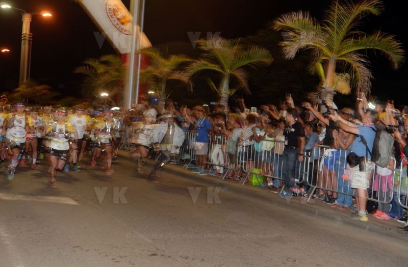 Ouverture du pointage electronique et verification du materiel pour les 2680 coureurs du Grand Raid, avant le top depart pour les 164 km (et plus de 9000 m D+) de traversee de La Reunion. Opening of the electronic score and checking of the equipment for the 2680 riders of the Grand Raid, before the top departure for the 164 km (and more than 9000 m D +) crossing La Reunion.