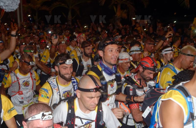 Ouverture du pointage electronique et verification du materiel pour les 2680 coureurs du Grand Raid, avant le top depart pour les 164 km (et plus de 9000 m D+) de traversee de La Reunion. Opening of the electronic score and checking of the equipment for the 2680 riders of the Grand Raid, before the top departure for the 164 km (and more than 9000 m D +) crossing La Reunion.