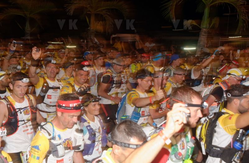 Ouverture du pointage electronique et verification du materiel pour les 2680 coureurs du Grand Raid, avant le top depart pour les 164 km (et plus de 9000 m D+) de traversee de La Reunion. Opening of the electronic score and checking of the equipment for the 2680 riders of the Grand Raid, before the top departure for the 164 km (and more than 9000 m D +) crossing La Reunion.