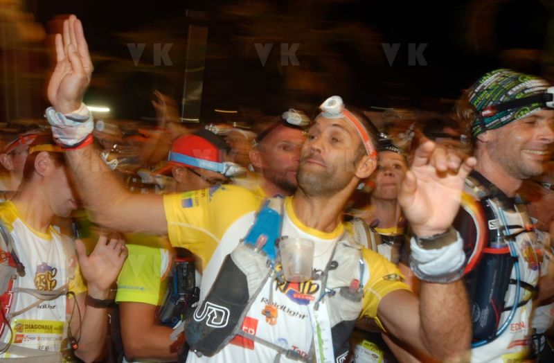 Ouverture du pointage electronique et verification du materiel pour les 2680 coureurs du Grand Raid, avant le top depart pour les 164 km (et plus de 9000 m D+) de traversee de La Reunion. Opening of the electronic score and checking of the equipment for the 2680 riders of the Grand Raid, before the top departure for the 164 km (and more than 9000 m D +) crossing La Reunion.