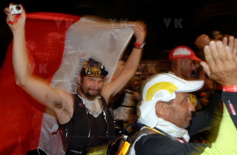 Ouverture du pointage electronique et verification du materiel pour les 2680 coureurs du Grand Raid, avant le top depart pour les 164 km (et plus de 9000 m D+) de traversee de La Reunion. Opening of the electronic score and checking of the equipment for the 2680 riders of the Grand Raid, before the top departure for the 164 km (and more than 9000 m D +) crossing La Reunion.