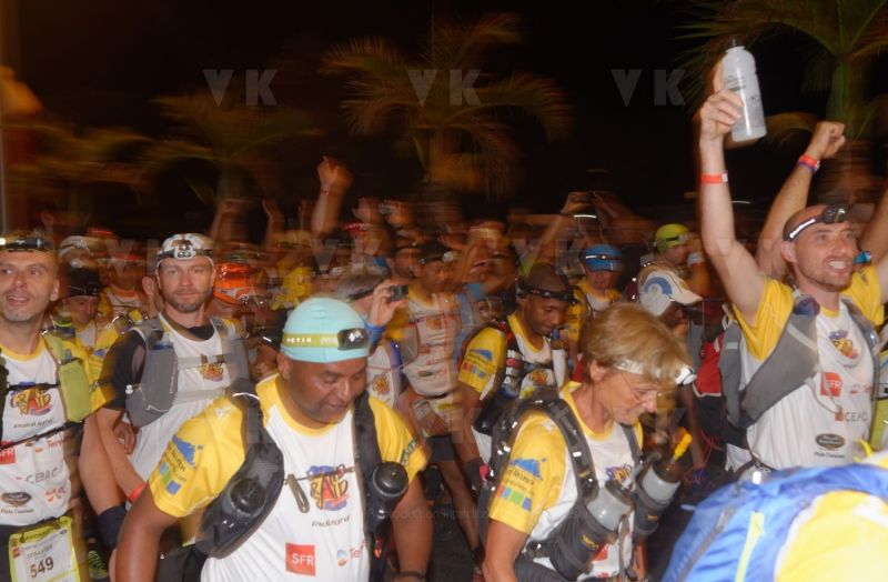 Ouverture du pointage electronique et verification du materiel pour les 2680 coureurs du Grand Raid, avant le top depart pour les 164 km (et plus de 9000 m D+) de traversee de La Reunion. Opening of the electronic score and checking of the equipment for the 2680 riders of the Grand Raid, before the top departure for the 164 km (and more than 9000 m D +) crossing La Reunion.