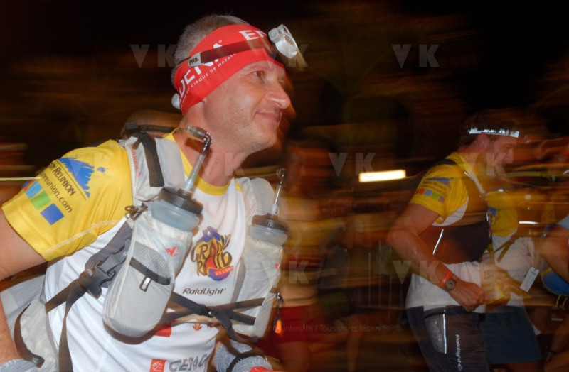 Ouverture du pointage electronique et verification du materiel pour les 2680 coureurs du Grand Raid, avant le top depart pour les 164 km (et plus de 9000 m D+) de traversee de La Reunion. Opening of the electronic score and checking of the equipment for the 2680 riders of the Grand Raid, before the top departure for the 164 km (and more than 9000 m D +) crossing La Reunion.