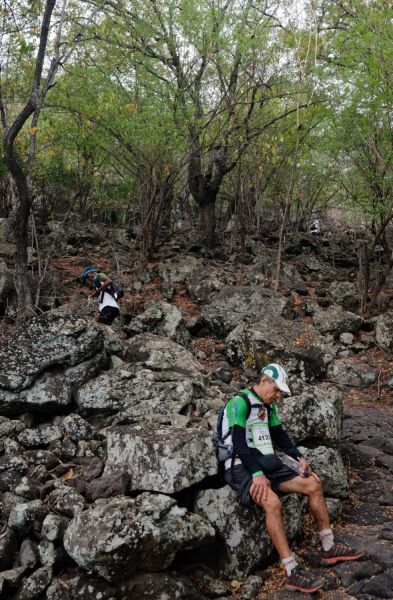 Les traileurs de la Mascareignes, course du Grand Raid, sur le chemin des Anglais qui monte jusqu'au Colorado, derniere etape avant l'arrivee. Mascarene trailers, race of the Grand Raid, on the "path of the English" who goes up to Colorado, last stage before the arrival.
