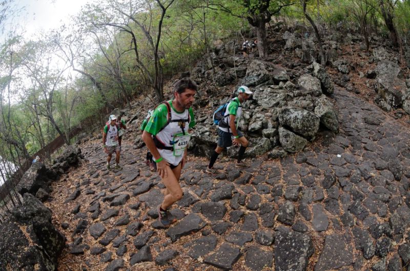 Les traileurs de la Mascareignes, course du Grand Raid, sur le chemin des Anglais qui monte jusqu'au Colorado, derniere etape avant l'arrivee. Mascarene trailers, race of the Grand Raid, on the "path of the English" who goes up to Colorado, last stage before the arrival.