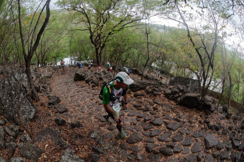 Les traileurs de la Mascareignes, course du Grand Raid, sur le chemin des Anglais qui monte jusqu'au Colorado, derniere etape avant l'arrivee. Mascarene trailers, race of the Grand Raid, on the "path of the English" who goes up to Colorado, last stage before the arrival.