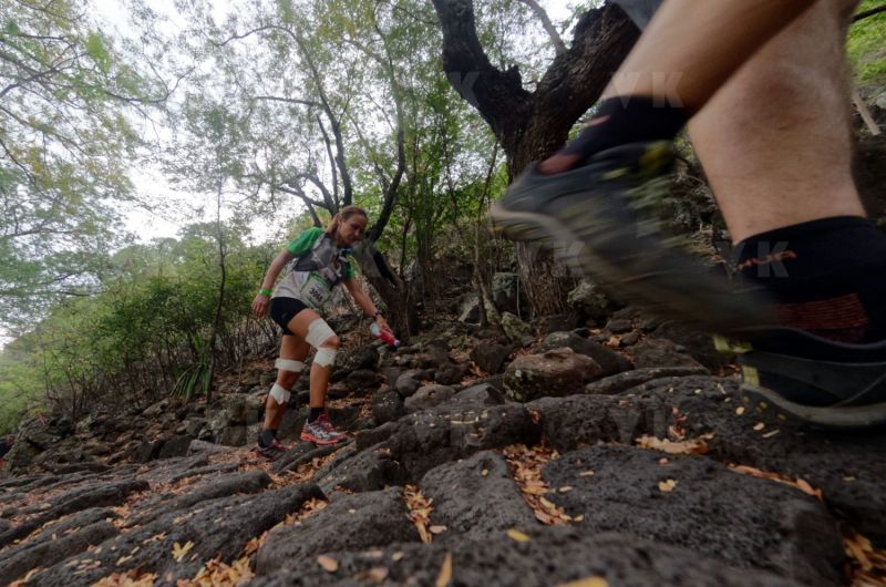 Les traileurs de la Mascareignes, course du Grand Raid, sur le chemin des Anglais qui monte jusqu'au Colorado, derniere etape avant l'arrivee. Mascarene trailers, race of the Grand Raid, on the "path of the English" who goes up to Colorado, last stage before the arrival.