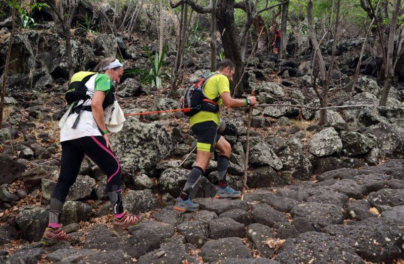 Les traileurs de la Mascareignes, course du Grand Raid, sur le chemin des Anglais qui monte jusqu'au Colorado, derniere etape avant l'arrivee. Mascarene trailers, race of the Grand Raid, on the "path of the English" who goes up to Colorado, last stage before the arrival.