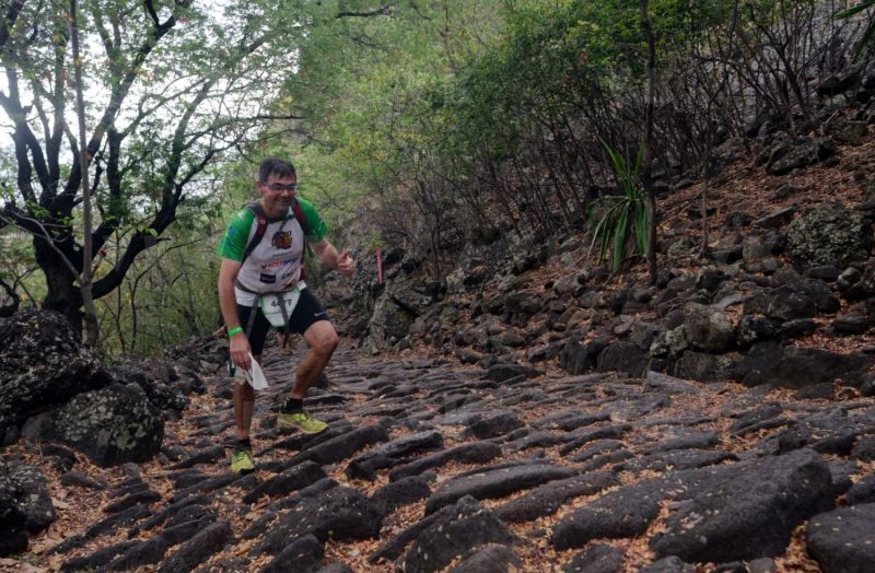 Les traileurs de la Mascareignes, course du Grand Raid, sur le chemin des Anglais qui monte jusqu'au Colorado, derniere etape avant l'arrivee. Mascarene trailers, race of the Grand Raid, on the "path of the English" who goes up to Colorado, last stage before the arrival.