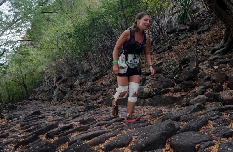 Les traileurs de la Mascareignes, course du Grand Raid, sur le chemin des Anglais qui monte jusqu'au Colorado, derniere etape avant l'arrivee. Mascarene trailers, race of the Grand Raid, on the "path of the English" who goes up to Colorado, last stage before the arrival.