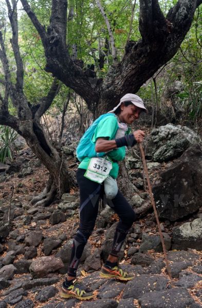 Les traileurs de la Mascareignes, course du Grand Raid, sur le chemin des Anglais qui monte jusqu'au Colorado, derniere etape avant l'arrivee. Mascarene trailers, race of the Grand Raid, on the "path of the English" who goes up to Colorado, last stage before the arrival.