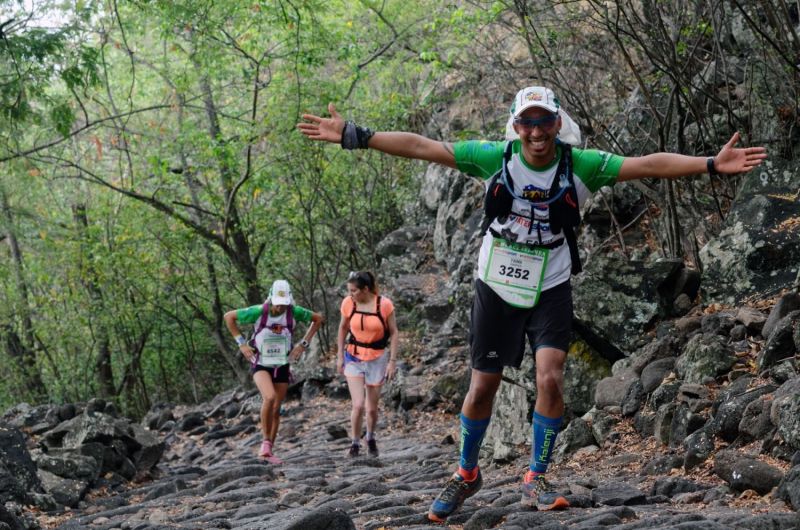 Les traileurs de la Mascareignes, course du Grand Raid, sur le chemin des Anglais qui monte jusqu'au Colorado, derniere etape avant l'arrivee. Mascarene trailers, race of the Grand Raid, on the "path of the English" who goes up to Colorado, last stage before the arrival.