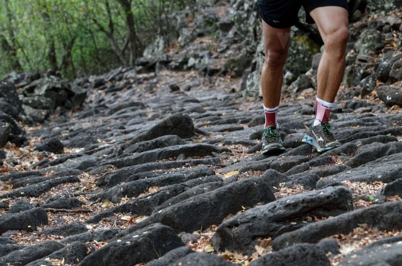 Les traileurs de la Mascareignes, course du Grand Raid, sur le chemin des Anglais qui monte jusqu'au Colorado, derniere etape avant l'arrivee. Mascarene trailers, race of the Grand Raid, on the "path of the English" who goes up to Colorado, last stage before the arrival.
