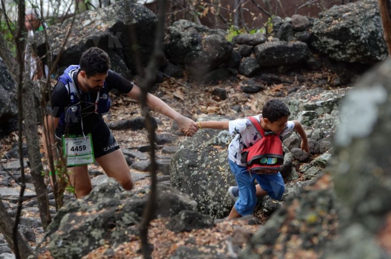 Les traileurs de la Mascareignes, course du Grand Raid, sur le chemin des Anglais qui monte jusqu'au Colorado, derniere etape avant l'arrivee. Mascarene trailers, race of the Grand Raid, on the "path of the English" who goes up to Colorado, last stage before the arrival.