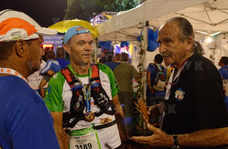 Les traileurs de la Mascareignes, course du Grand Raid, a l'arrivee au stade de la Redoute, Saint-Denis. A droite, le president de l'association Grand Raid, Robert Chicaud. Mascarene trailers, race of the Grand Raid, at the arrival, la Redoute stadium, Saint-Denis town. On the right, the president of the Grand Raid association, Robert Chicaud.