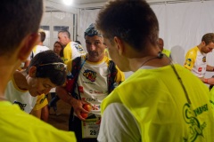 Ouverture du pointage electronique et verification du materiel pour les 2680 coureurs du Grand Raid, avant le top depart pour les 164 km (et plus de 9000 m D+) de traversee de La Reunion. Opening of the electronic score and checking of the equipment for the 2680 riders of the Grand Raid, before the top departure for the 164 km (and more than 9000 m D +) crossing La Reunion.