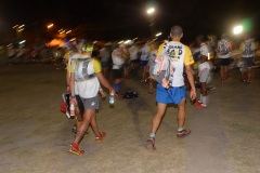 Ouverture du pointage electronique et verification du materiel pour les 2680 coureurs du Grand Raid, avant le top depart pour les 164 km (et plus de 9000 m D+) de traversee de La Reunion. Opening of the electronic score and checking of the equipment for the 2680 riders of the Grand Raid, before the top departure for the 164 km (and more than 9000 m D +) crossing La Reunion.