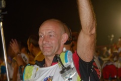 Ouverture du pointage electronique et verification du materiel pour les 2680 coureurs du Grand Raid, avant le top depart pour les 164 km (et plus de 9000 m D+) de traversee de La Reunion. Opening of the electronic score and checking of the equipment for the 2680 riders of the Grand Raid, before the top departure for the 164 km (and more than 9000 m D +) crossing La Reunion.