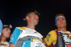 Ouverture du pointage electronique et verification du materiel pour les 2680 coureurs du Grand Raid, avant le top depart pour les 164 km (et plus de 9000 m D+) de traversee de La Reunion - ici, Antoine Guillon, souriant. Opening of the electronic score and checking of the equipment for the 2680 riders of the Grand Raid, before the top departure for the 164 km (and more than 9000 m D +) crossing La Reunion - here, Antoine Guillon smiling.